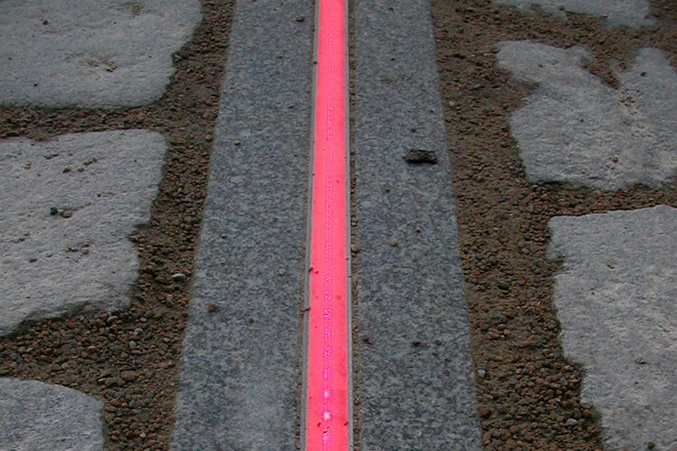 línea roja sobre asfalto