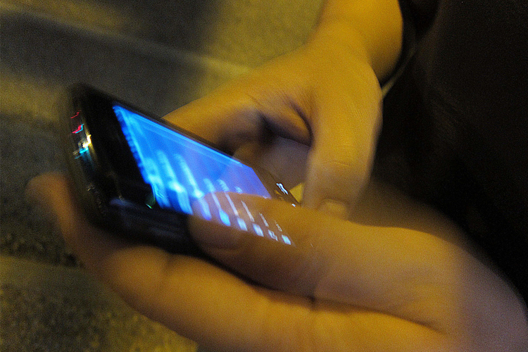 manos usando un teléfono móvil