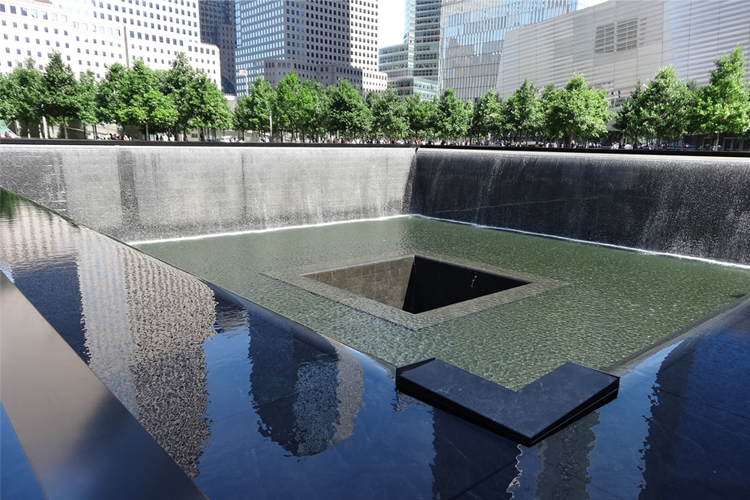 estanque (reflecting pool) del monumento conmemorativo erigido tras los atentados de 2001 en la zona cero de Nueva York