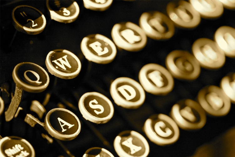 teclado de una máquina de escribir mecánica