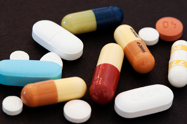 medicamentos variados en forma de cápsulas y comprimidos