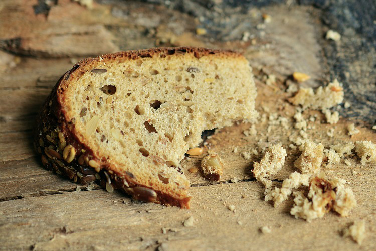 Rebanada de pan integral desmigajada parcialmente.