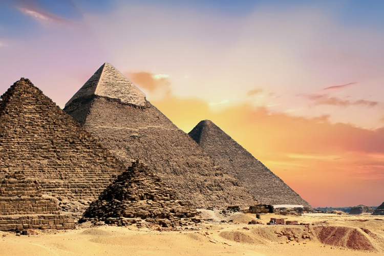 Vista al atardecer de las pirámides de Guiza, Egipto.