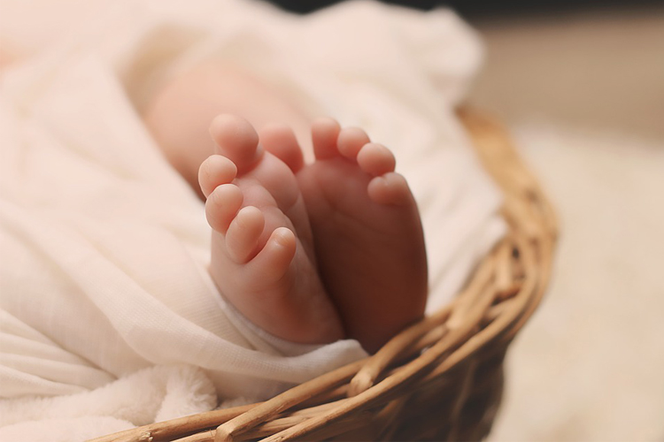 Detalle de los pies de un recién nacido.