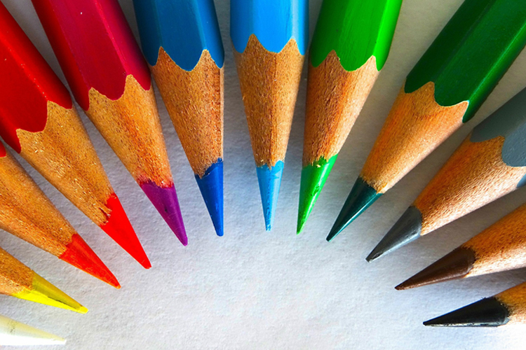 puntas de lápices de colores en disposición de abanico.