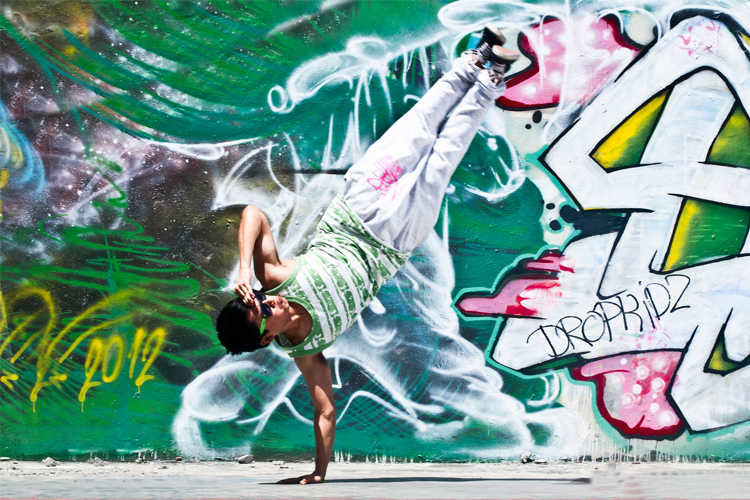 Fotografía de un hombre bailando hip hop.