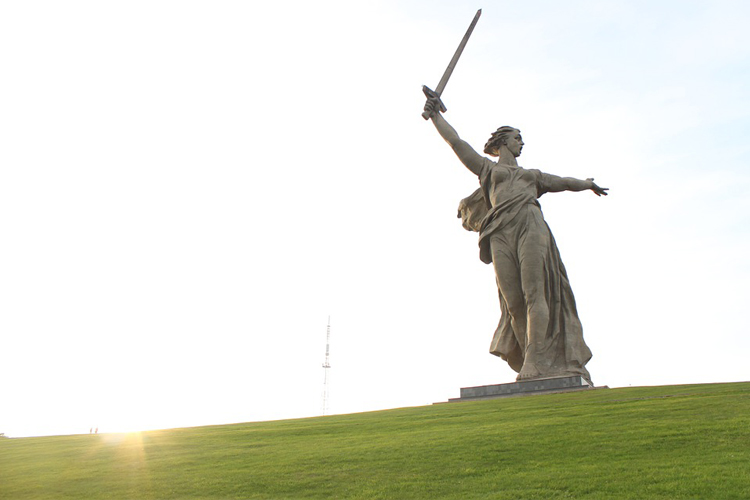 Fotografía de la estatua monumental levantada sobre la colina Mamáyev Kurgán en Volgogrado.