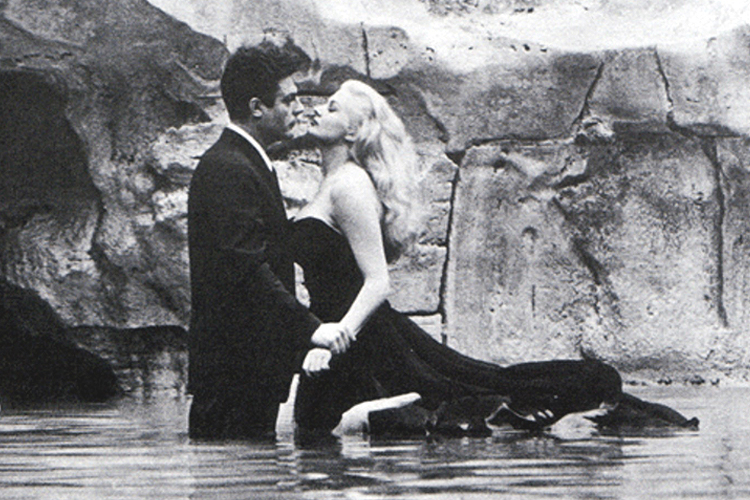 Fotograma de la película 'La dolce vita', con Marcello Mastroianni y Anita Ekberg en primer plano.