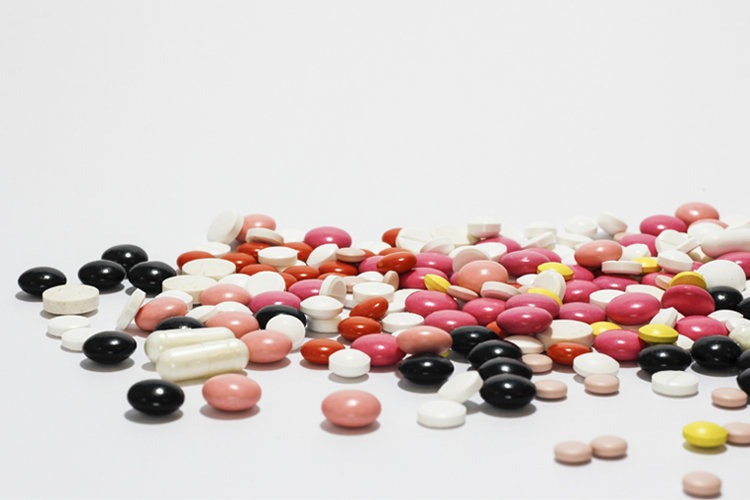 Fotografía de un montón de pastillas de colores.