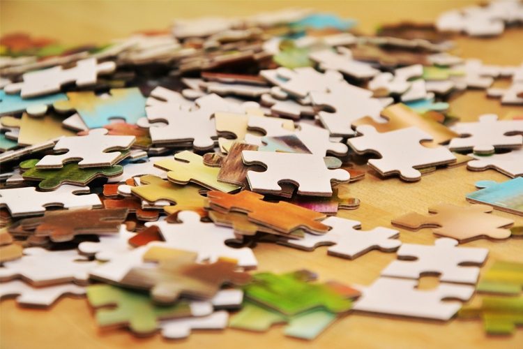 Fotografía de un montón de piezas de un puzle.