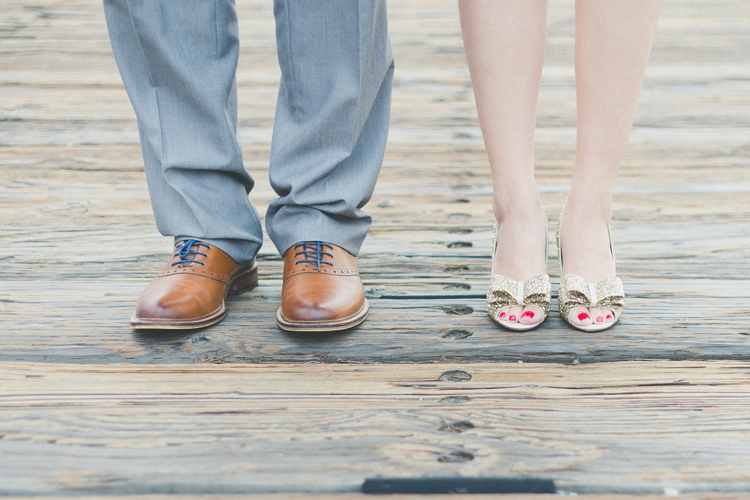 Fotografía de pies calzados característicos de ambos sexos.