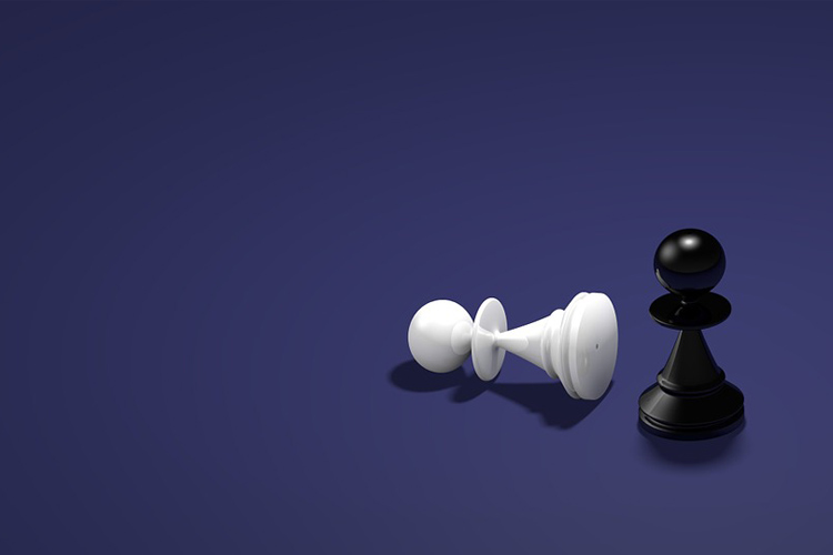 Fotografía de dos peones de ajedrez.