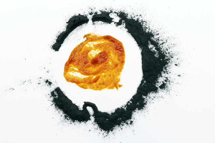 [fotografía] Polvos esparcidos, dispuestos en dos colores que insinúan por su silueta la figura de un huevo frito