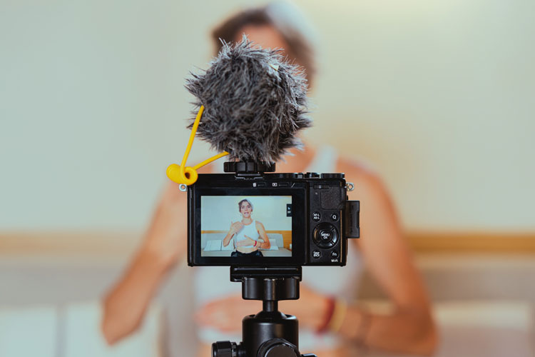 [fotografía] cámara digital enfocando a una influencer que graba un vídeo