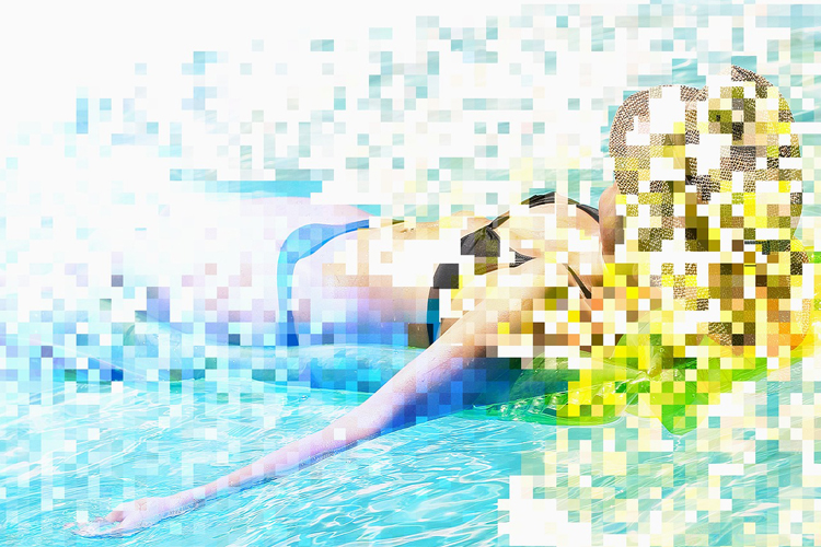 [fotografía] imagen pixelada de mujer rubia tomando el sol 