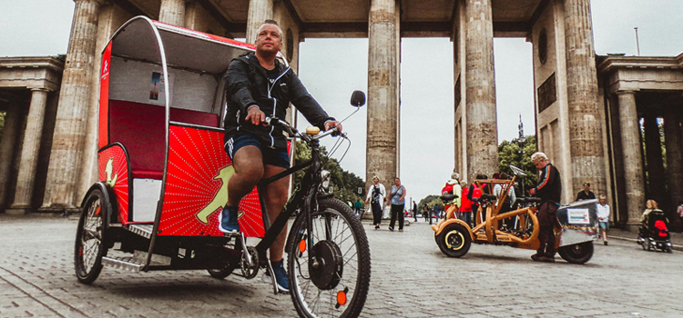 bicitaxi <em>m.</em> o <em>f.</em> bicitaxi <em>m.</em> o <em>f.</em>